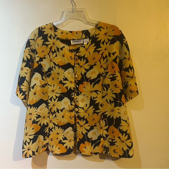 Klassique Tops - Vintage Klassique Floral Button-Up Blouse